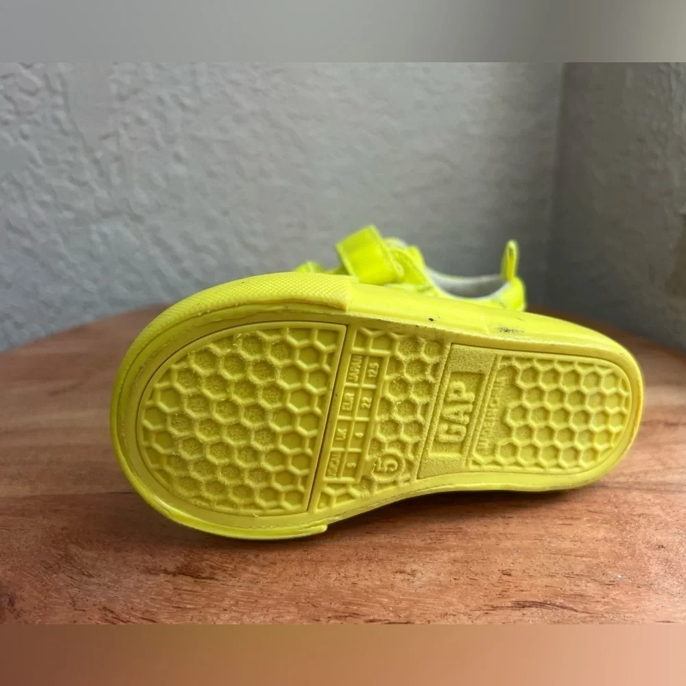 Gap kids shoes size 5 Toodler